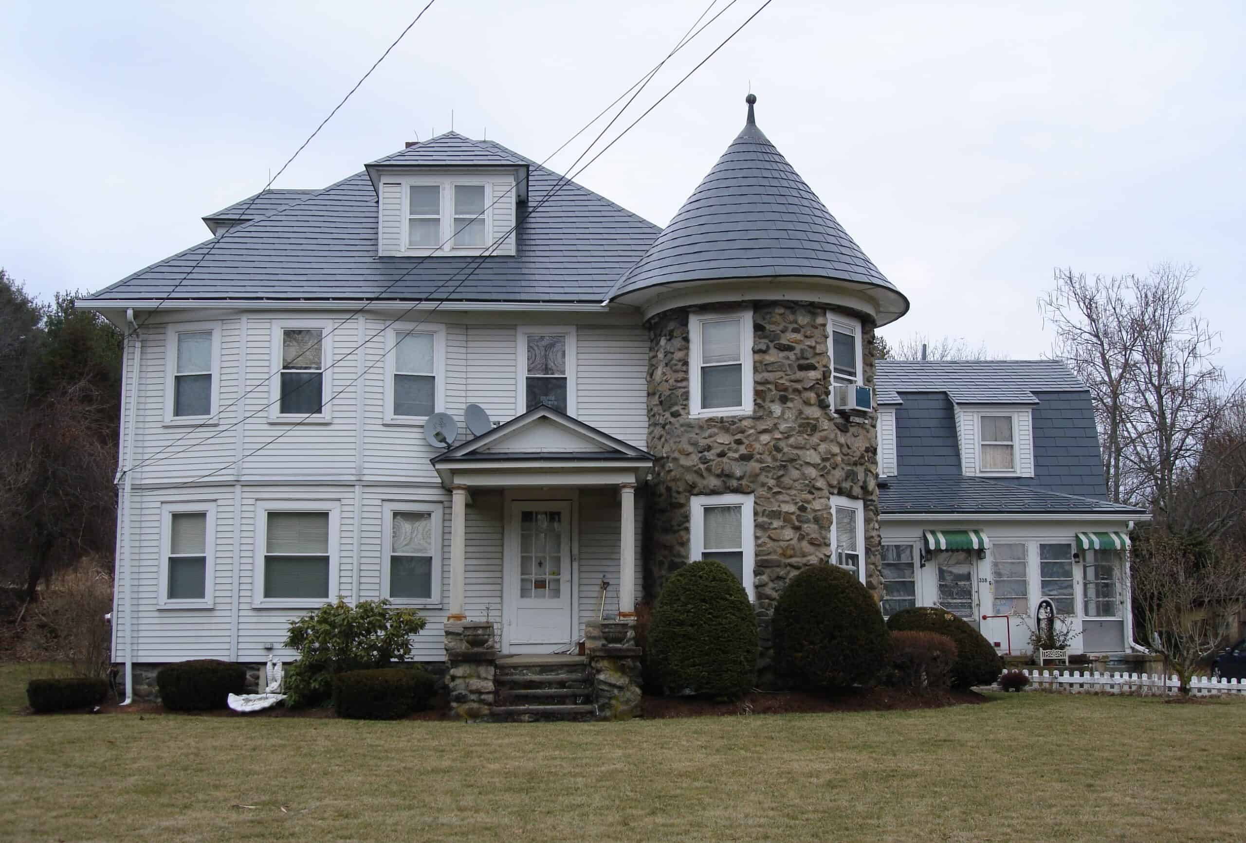 Charcoal Aluminum Shingles on a home in Maine.